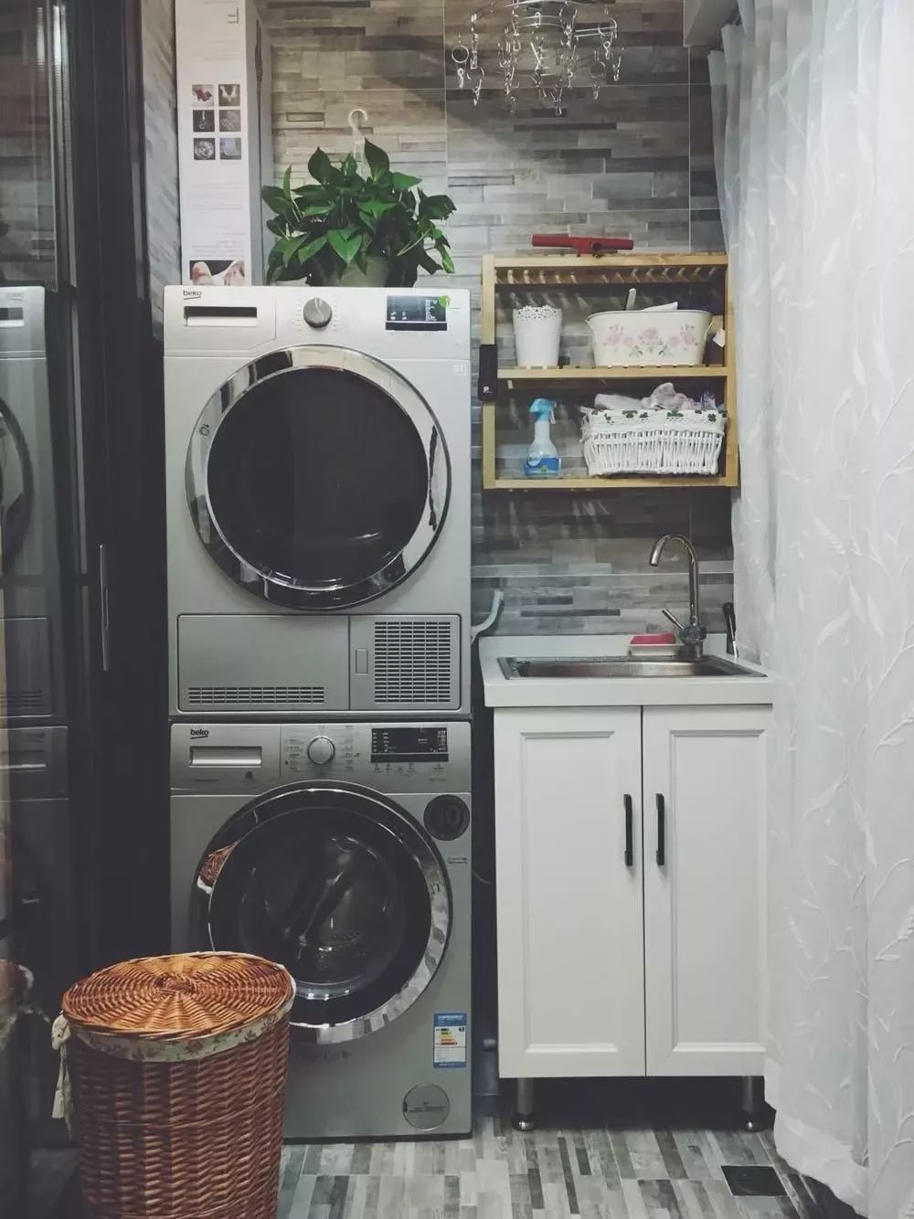 為什么越來越多人在陽臺裝洗衣柜？看完你秒懂