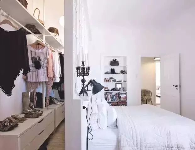   如果嫌麻煩，可以不用做隔墻，床頭本身就可以當成隔斷，這種不完全封閉的衣帽間，在光線不錯的情況下，還能把衣帽間作為展示區域。